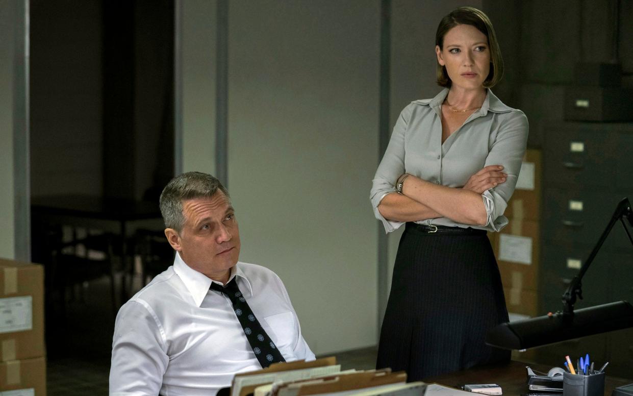 Holt McCallany and Anna Torv in Mindhunter - Netflix