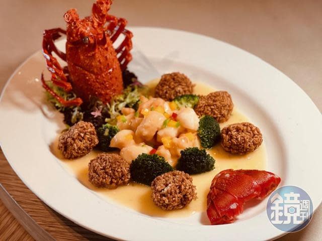 隱世廚神鄭錦富暌違台灣1年半，帶來令人驚艷的新菜「龍蝦蟹皇糯米球」。