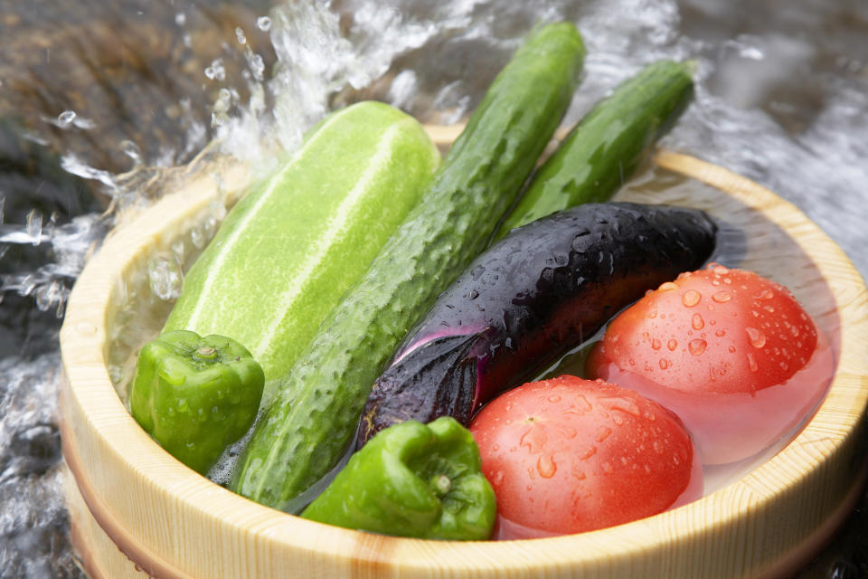 Eine Frischwasserkur macht welkes Gemüse wieder fit (Bild: Getty Images)