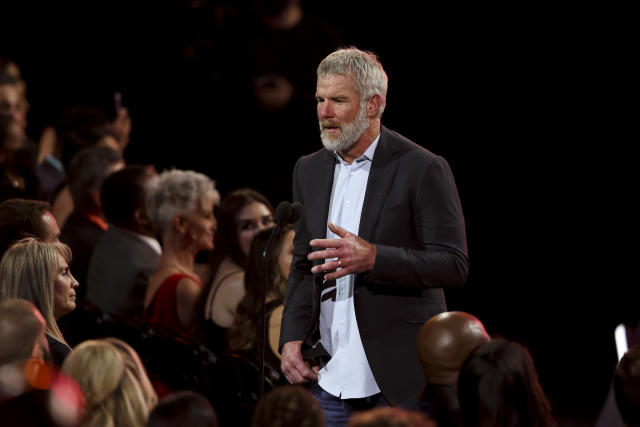 Brett Favre ordered to return $828,000, money meant for welfare funds