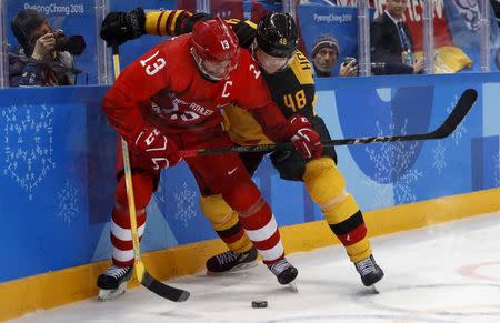 Ice Hockey - Pyeongchang 2018 Winter Olympics - Men Final Match - Olympic Athletes from Russia v Germany - Gangneung Hockey Centre, Gangneung, South Korea - February 25, 2018 - Pavel Datsyuk, an Olympic Athlete from Russia, and Germany's Frank Hordler compete. REUTERS/Kim Kyung-Hoon