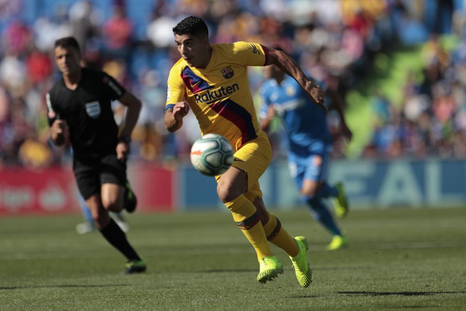 Barcelona's Luis Suarez runs with the ball during the Spanish La Liga soccer match between Getafe CF and FC Barcelona in Getafe, outskirts of Madrid, Spain, Saturday, Sept. 28, 2019. (AP Photo/Bernat Armangue)