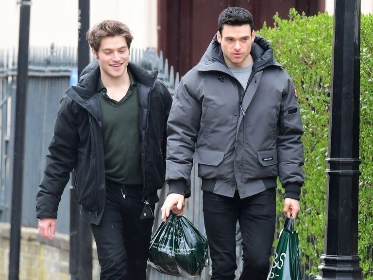 Richard Madden y su flamante pareja, Froy Gutierrez, de paseo por Londres