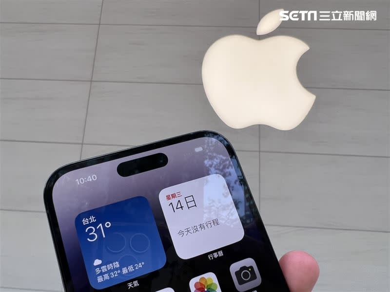 iPhone 14 Pro動態島設計引發熱議。（圖／記者谷庭攝）