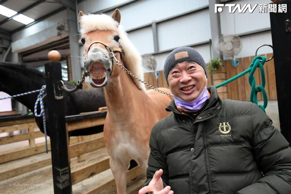 邰智源（圖右）擔任一日馬侍，與馬一同合照。（圖／木曜4臉書）