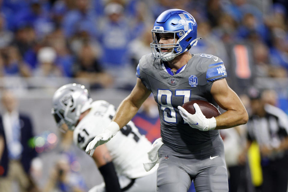 DETROIT, MICHIGAN – OCTOBER 30: Sam LaPorta #87 of the Detroit Lions scores a touchdown in the second quarter against the Las Vegas Raiders at Ford Field on October 30, 2023 in Detroit, Michigan. (Photo by Mike Mulholland/Getty Images)