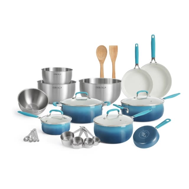 The Pioneer Woman - Ree Drummond - Be still my heart! This is one of the  sets of PW cookware that will be in Walmart stores on Black Friday  (actually, Thursday evening!)