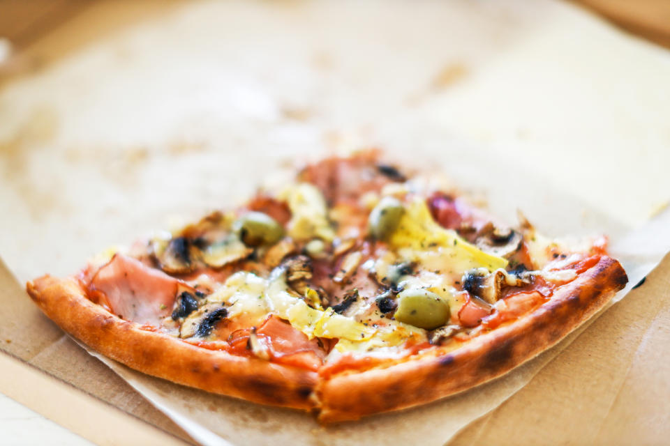 Pizza schmeckt auch noch gewärmt - wenn man einen Trick anwendet (Symbolbild: Getty Images)