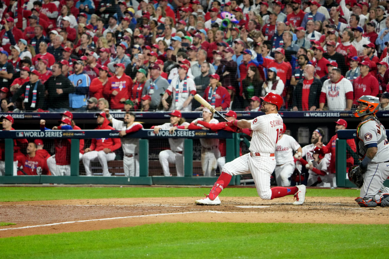 Kyle Schwarber, de Philadelphia, conecta un jonrón en la quinta entrada del tercer juego de la Serie Mundial entre los Phillies y los Astros de Houston, en Philadelphia, el 1 de noviembre de 2022. (Doug Mills/The New York Times)