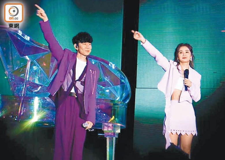 林俊傑與阿Sa在騷上合唱。