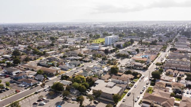 As California Loses People, a Las Vegas Suburb Grows - WSJ