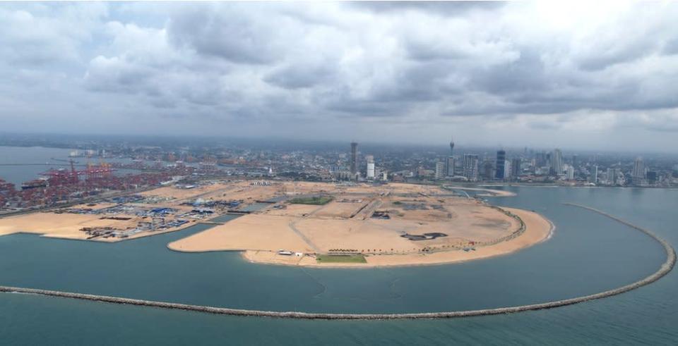 La arena recuperada del mar se est&#xe1; transformando en la ciudad portuaria de Colombo.