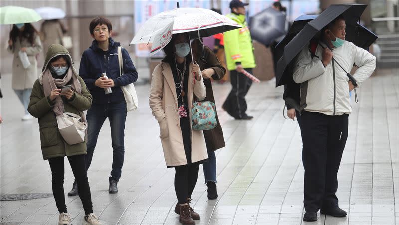 氣象專家吳德榮表示，明日至下周一，桃園以北及東半部有局部雨，尤其北台灣將恢復成濕冷氣候，最低溫驟降至14度左右。（圖／中央社）