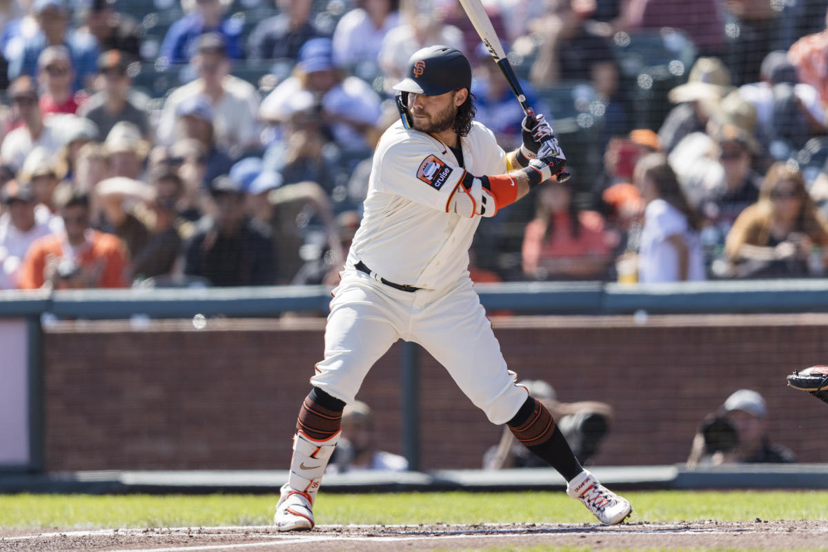 Hernández hits three-run homer as Dodgers beat Giants 5-2