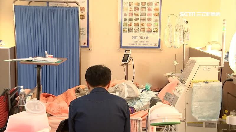 台灣健保每年負擔洗腎治療費用就高達533億，也成為可觀的財政負擔。
