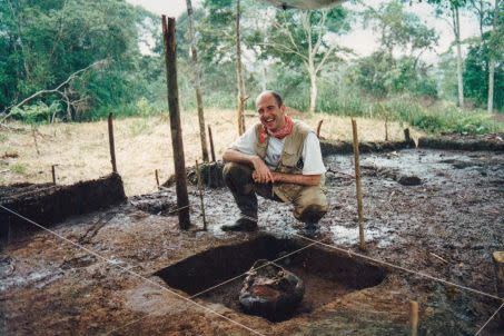 L\'archéologue Stéphen Rostain sonde les sols amazoniens depuis trente ans (ici lors de la découverte d\'une jarre en céramique dans la vallée de l\'Upano).