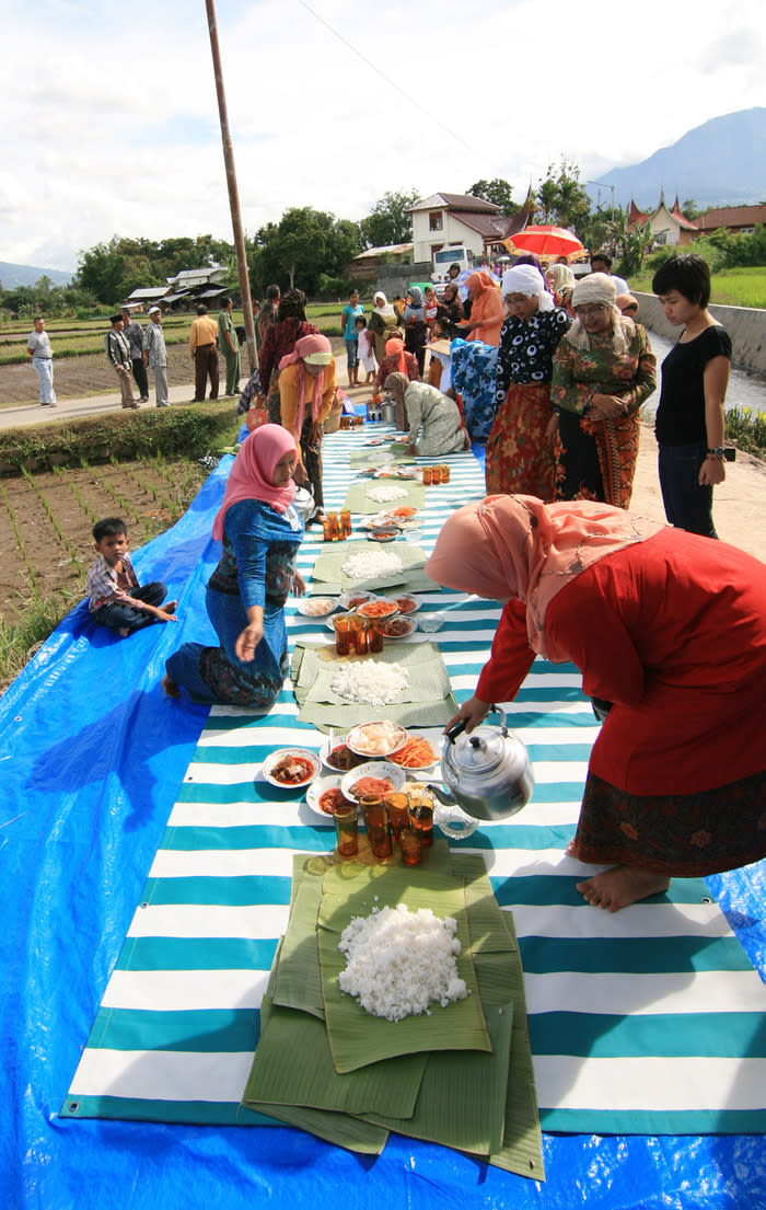 Makan bajamba in Sanjay Village: It is a traditional custom that unites the Minangkabau’s community. The women prepare the food on a long carpeted road and the whole village will eat together without individual plates. (