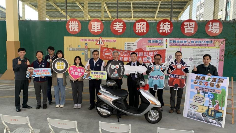 嘉義區監理所考驗機車贈與嘉義女中，共同推動校園機車駕訓。（記者湯朝村翻攝)