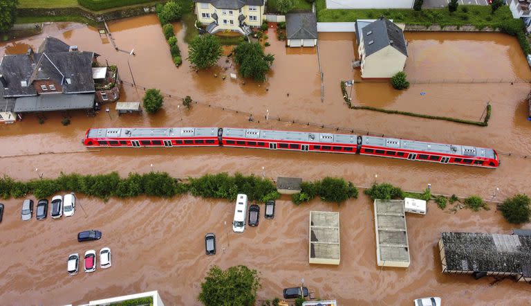 Un tren regional, parado en medio de una inundaci&#xf3;n en Kordel, Alemania, el 15 de juloi de 2021, tras el desbordamiento del r&#xed;o Kyll. (Sebastian Schmitt/dpa via AP)