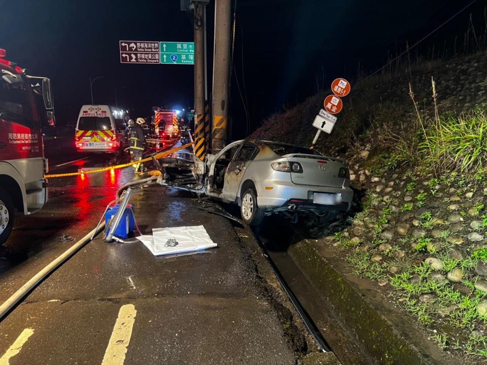 轎車行經萬里隧道口自撞電線桿，導致車輛起火燃燒。（圖／東森新聞）