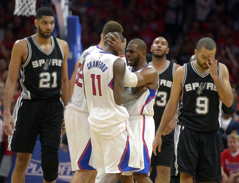 MAN18. Los Angeles (United States), 03/05/2015.- Los Angeles Clippers guard Chris Paul (3-R) hugs teammate Jamal Crawford (C) as San Antonio Spurs forward Tim Duncan (L) and Tony Parker (R) walk by in the second half of their NBA Western Conference round one playoff game at the Staples Center in Los Angeles, California, USA, 02 May 2015. The Clippers won the game to win the series to advance to the next round. (Baloncesto, Estados Unidos) EFE/EPA/MICHAEL NELSON CORBIS OUT