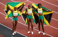 Foto del sábado de las jamaicanas Elaine Thompson-Herah, Shelly-Ann Fraser-Pryce y Shericka Jackson celebrando tras ganar las tres medallas en disputa en la final de los 100 mts planos.