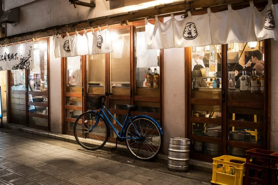 japanese-street-food-restaurant-bicycle.jpg 圖/Image by <a href="https://www.freepik.com/free-pho