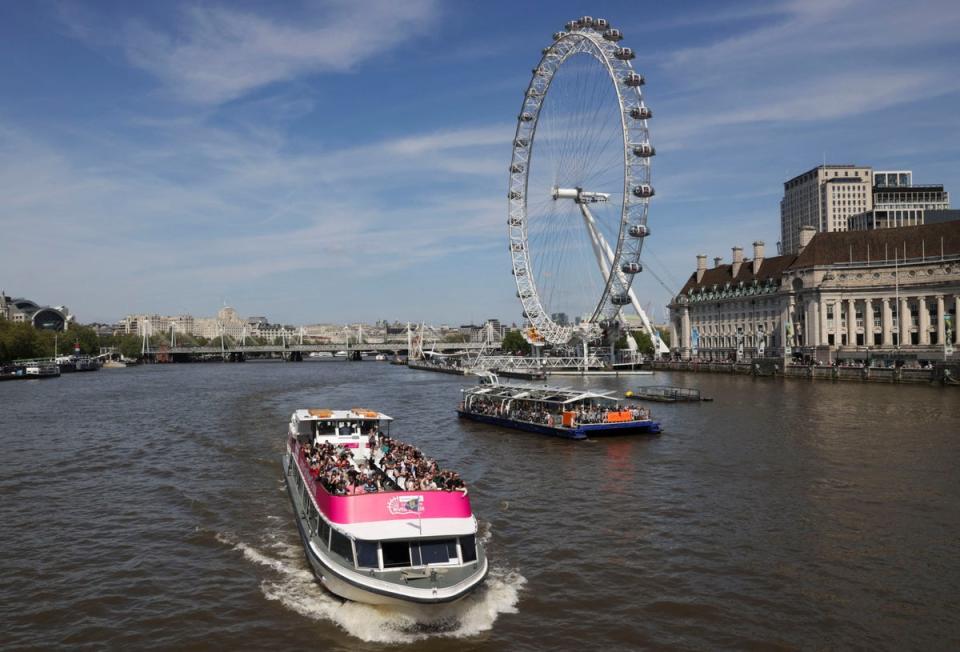 Tourist enjoy the weather in London on May 8 (REUTERS)