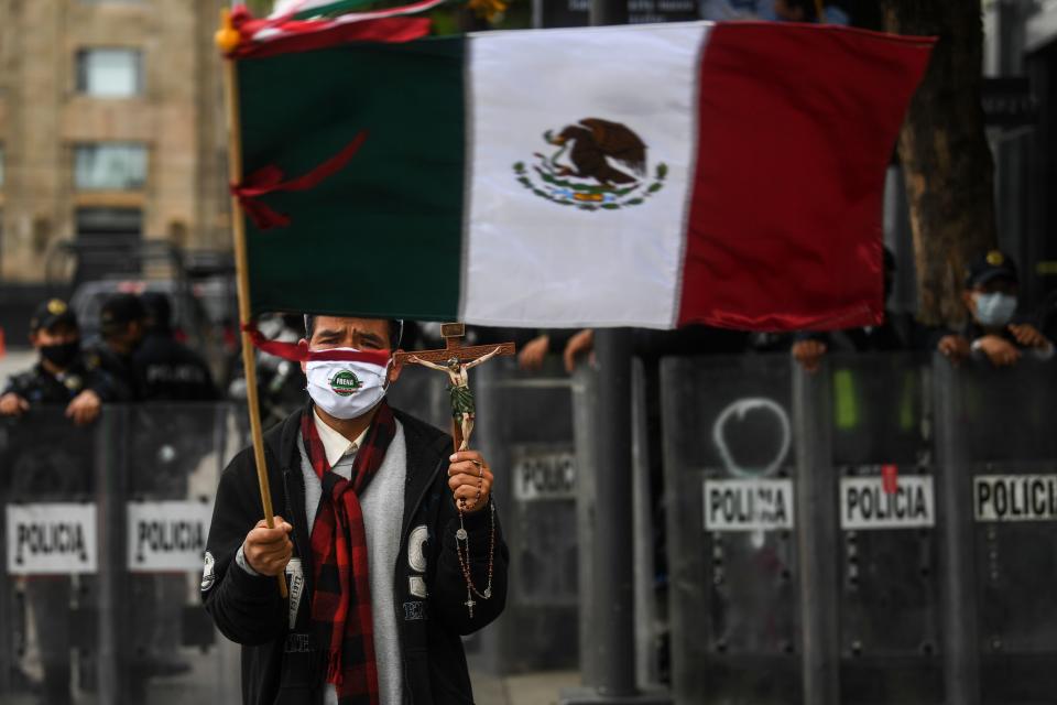 Marchan contra AMLO e instalan campamentos en Avenida Juárez