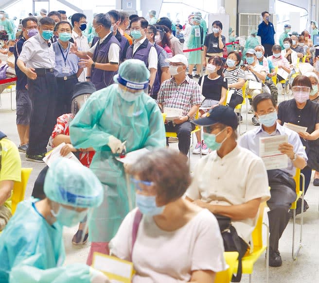 全台最大疫苗接種站，14日在台北市花博爭豔館啟用，2000坪場地，分18線施打，1天8小時最大流量可接種1萬4400人。圖為市長柯文哲（後左）視察動線及關心民眾施打狀況。（劉宗龍攝）