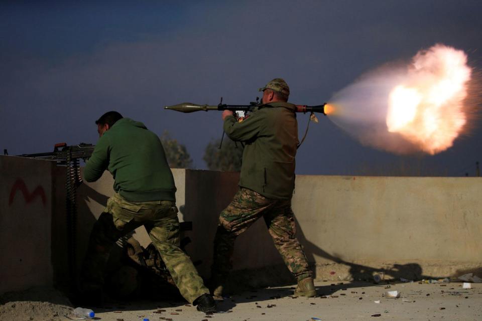 <p>Ein Mitglied einer irakischen Eingreiftruppe feuert während eines Kampfes mit dem sogenannten "Islamischen Staat" im Süden von Mossul eine Rakete ab. (Bild: Alaa Al-Marjani/Reuters) </p>