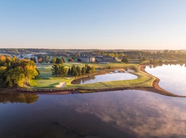 Anyone who was at a restaurant and clubhouse at the Links at Rodd Crowbush Golf and Beach Resort during certain times July 24-26 should watch for COVID-19 symptoms, says the Chief Public Health Office. (Tourism PEI/Evan Schiller - image credit)