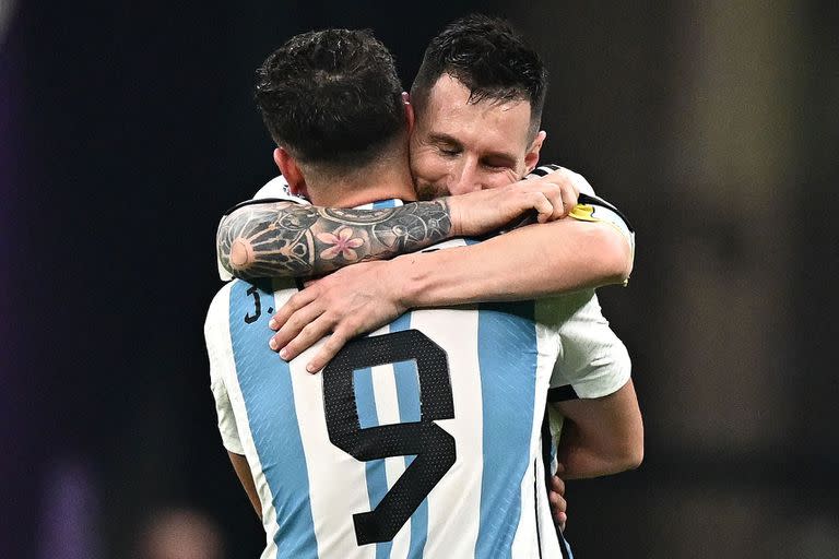 Lionel Messi abraza a Julián Álvarez, una de las nuevas figuras de la selección argentina; ambos están nominados