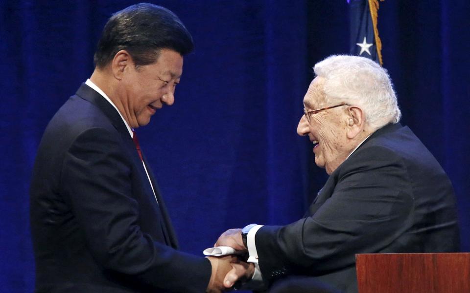 Chinese President Xi Jinping and Mr Kissinger in 2015