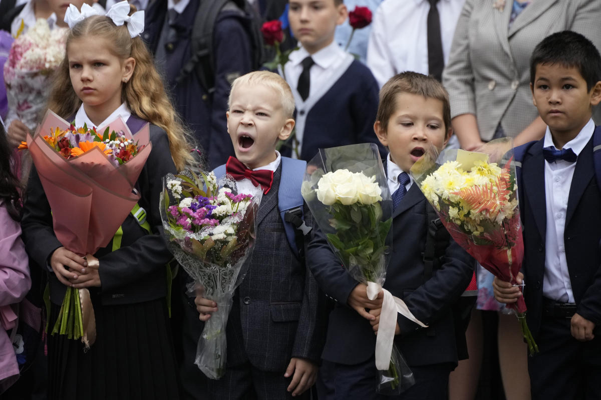 Gli studenti russi tornano a scuola, dove trovano nuove lezioni per rafforzare il loro patriottismo