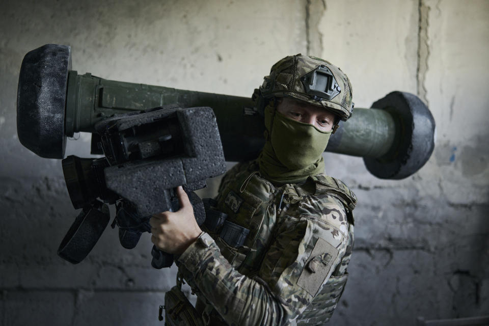 Un soldado ucraniano sostiene un misil antitanque en su posición en Avdiivka, en la región de Donetsk, Ucrania, el 18 de agosto de 2023. (AP Foto/Libkos)