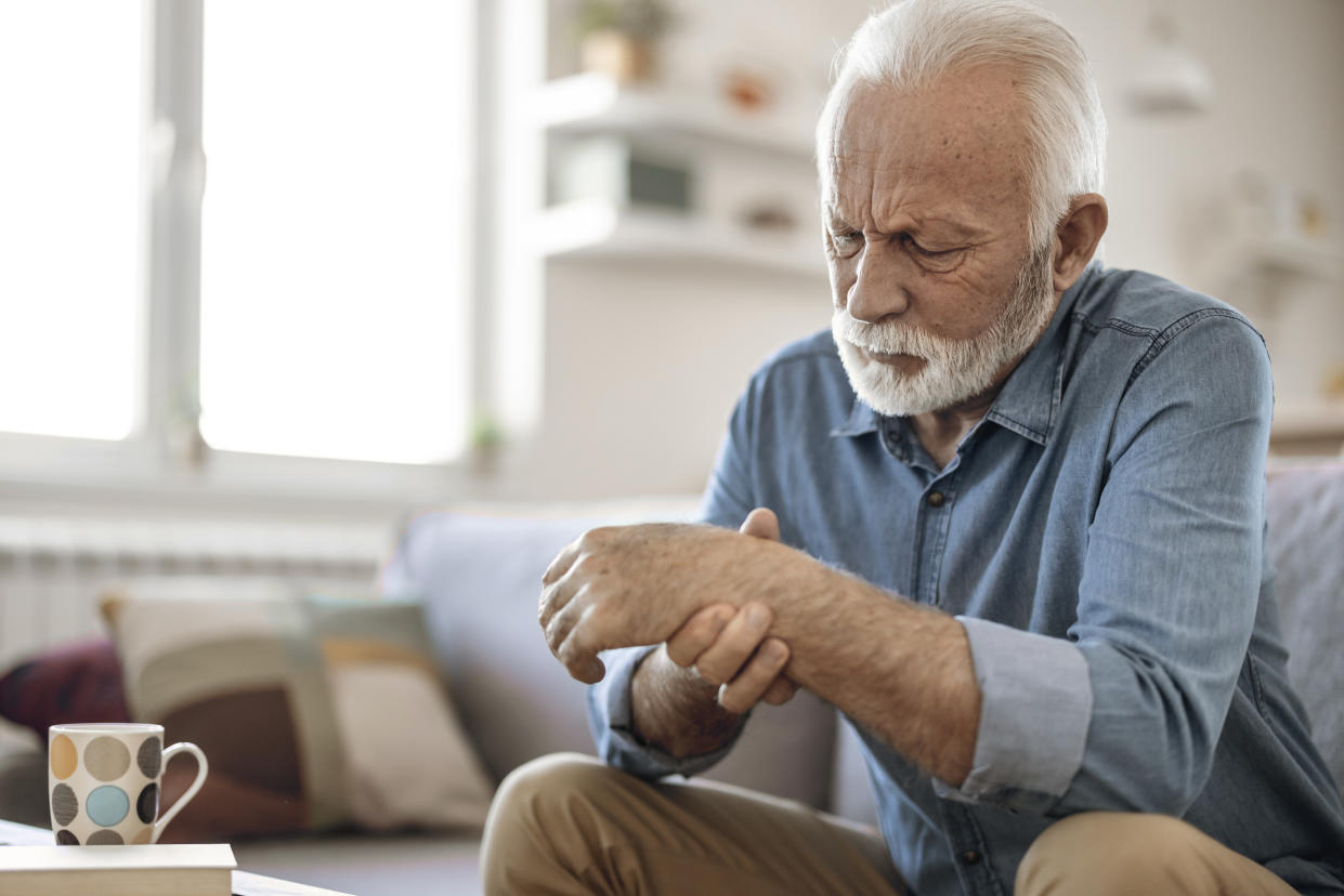 Uno de los síntomas más conocidos del derrame cerebral es debilidad o entumecimiento de uno o los dos brazos, pero hay otros no tan fáciles de detectar. (Getty Creative)