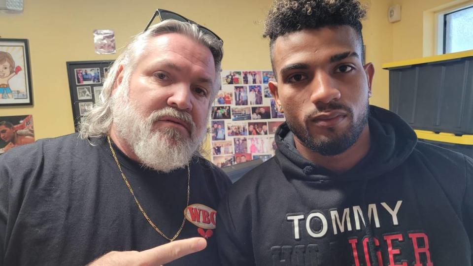 Idalberto Umara junto a su entrenador Osmiri Fernández.