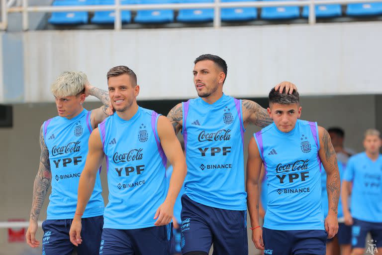 Alejandro Garnacho, Giovani Lo Celso, Leandro Paredes y Thiago Almada, durante un ensayo de la selección argentina