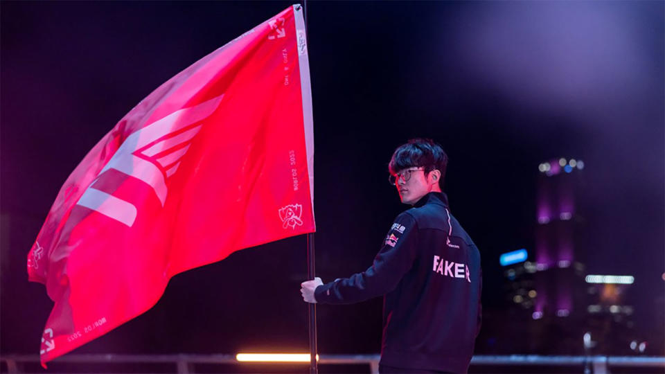Faker holding a T1 flag. (Photo: LoL Esports)