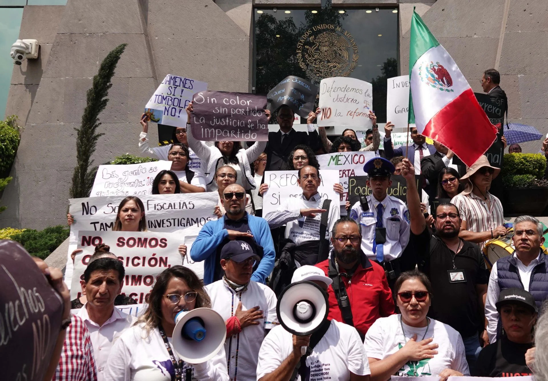 CIUDAD DE MÉXICO, 28AGOSTO2024.- Estudiantes de la Facultad de Derecho marcharon para exigir justicia en Defensa del Estado de Derecho al Poder Judicial. La protesta inició en el Águila de la Facultad de Derecho y finalizó en el Consejo de la Judicatura Federal.
FOTO: GRACIELA LÓPEZ /CUARTOSCURO.COM