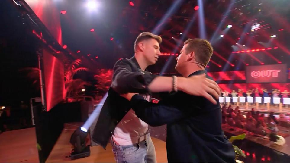 Kein Date, aber ein Herz gewonnen: Beinahe hätten sich Kandidat Pascal (links) und "Take Me Out XXL"-Moderator Christ Tall sogar ein Abschiedsbussi gegeben. (Bild: RTL)