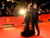 <p>… gaben – na klar – George Clooney und Ehefrau Amal, die dem Hollywood-Star in einem bezaubernden Vintage-Kleid von Yves Saint Laurent glatt die Show stahl. (Bild: dpa) <br></p>