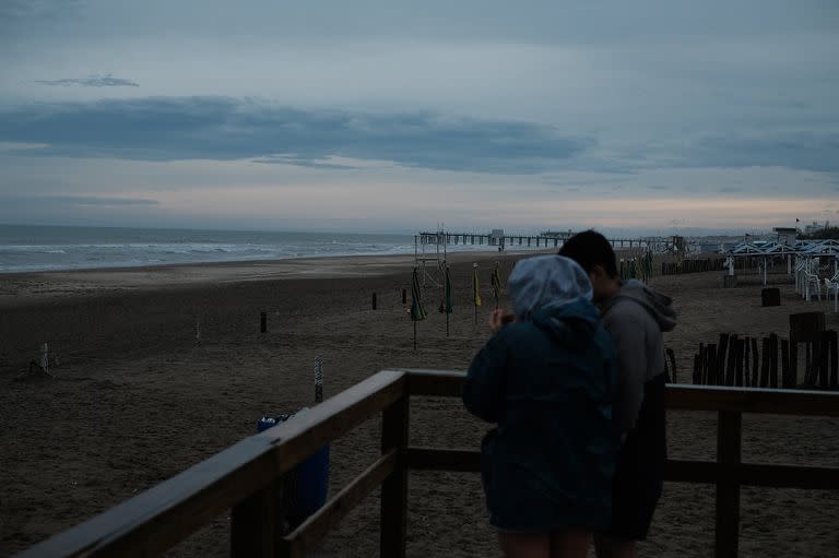 Dos personas en un parador de Pinamar