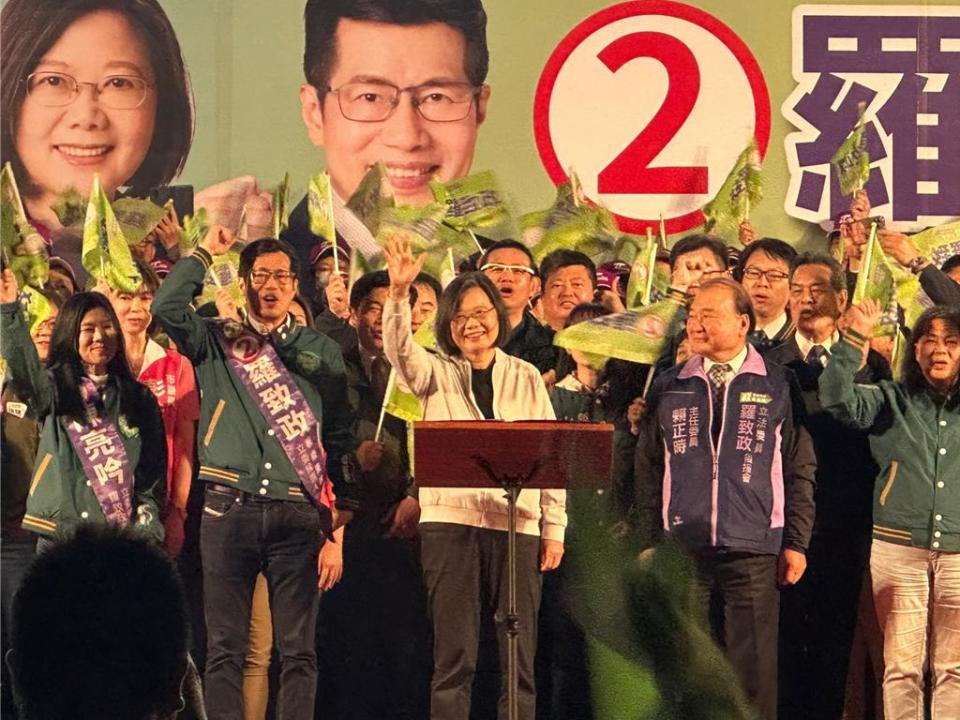 蔡英文總統30日晚間至新北市板橋埔墘國小替立委候選人羅致政站台助選。（高鈞麟攝）