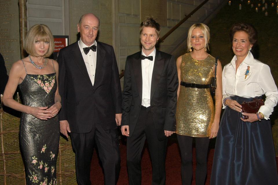 Anna Wintour, Duke of Devonshire, Christopher Bailey, Sienna Miller, and ROse Marie Bravo attend the 2006 Met Gala.