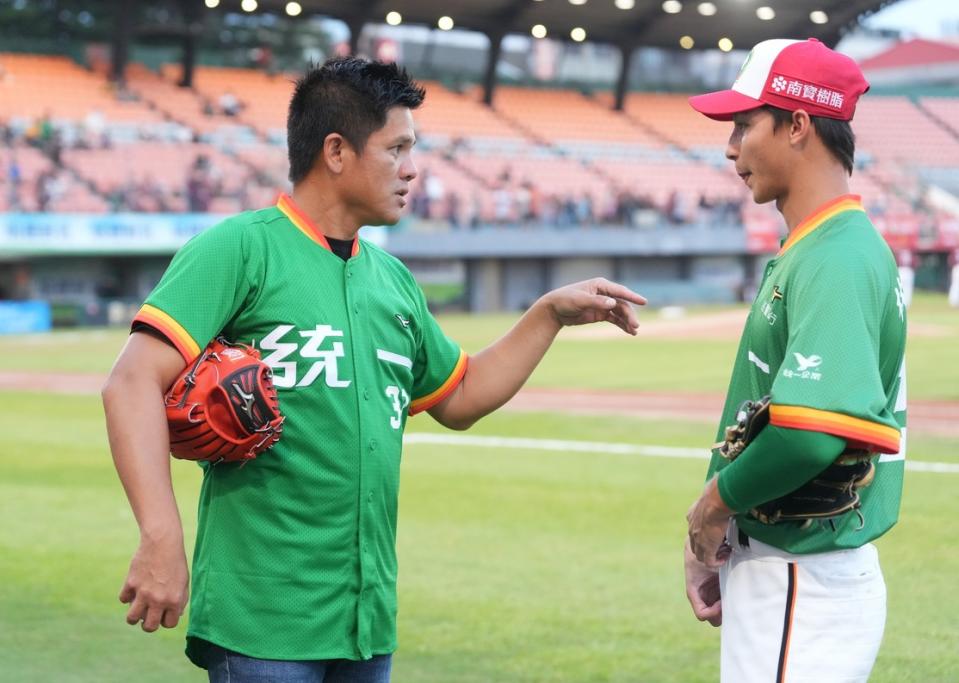 統一獅「班長」張志強受邀在復古月活動擔任開球嘉賓，也順道開導過去子弟兵，前1場吞下4K的菜鳥外野手林佳緯。圖 / 翻攝自統一獅官方粉絲團