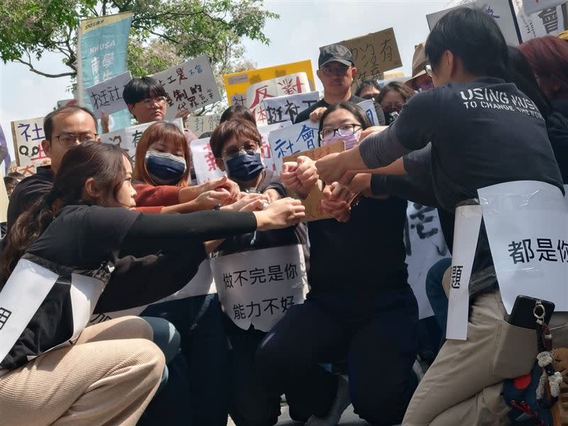 近300位社工到衛福部門前抗議，上演上銬行動劇（圖／記者黃仲丘攝影）