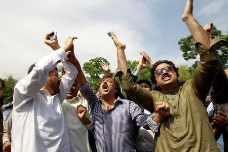 Protesters shout slogans outside the Supreme Court in Islamabad, Pakistan April 20, 2017. REUTERS/Caren Firouz