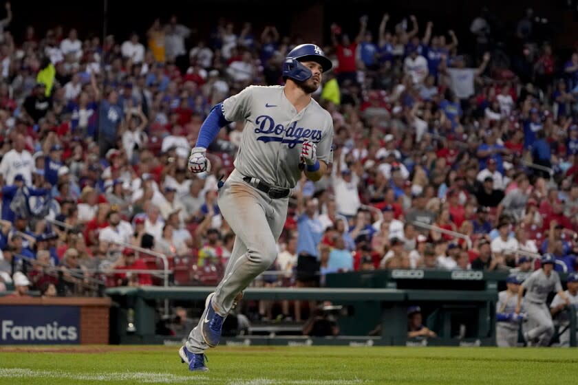 Gavin Lux, de los Dodgers de Los Ángeles, recorre las bases tras conectar un jonrón de dos carreras en la séptima entrada del partido contra los Cardenales de San Luis, en San Luis, el jueves 14 de julio de 2022. (AP Foto/Jeff Roberson)